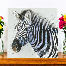 Laden Sie das Bild in den Galerie-Viewer, ZANDRA Zebra-Keramik-Kunstfliese von Bree Merryn | 20 x 20 cm Wanddekoration | Aufhängfertiger Tierdruck | Moderne Tierkunst | Handgefertigte Keramik-Wandfliese als Geschenk