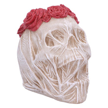 Laden Sie das Bild in den Galerie-Viewer, Veiled Skull Statue with Rose Wreath Gothic Wedding Gift Fantasy Ornament Decor