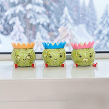 Laden Sie das Bild in den Galerie-Viewer, Three Wise Sprouts Crowned Figurines Novelty Christmas Ornament Cute Gift