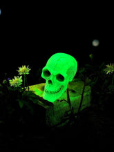 Laden Sie das Bild in den Galerie-Viewer, Small Glow-in-the-Dark Gothic Skull Ornament - 5cm Miniature Skeleton Head, Halloween Decor, Spooky Gothic Gift