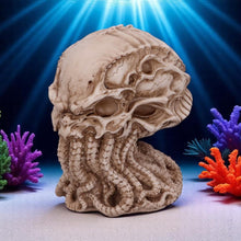Laden Sie das Bild in den Galerie-Viewer, James Ryman Cthulhu Skull Figurine Resin Horror Art Statue Lovecraft Gothic Decor