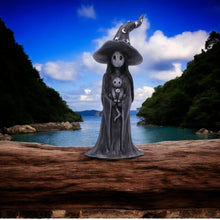 Laden Sie das Bild in den Galerie-Viewer, Witch Soul & Cat Figurine – Gothic Wiccan Ornament – Cute Skull Witch Decoration – Nemesis Now Gift