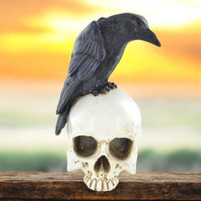 Laden Sie das Bild in den Galerie-Viewer, Rabe auf Totenkopf Figur | Gothic Harz Halloween Dekor Heidnischer Altar