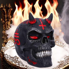 Laden Sie das Bild in den Galerie-Viewer, James Ryman Infernal Skull Figurine 20cm | Gothic Red & Black Devil Skull Ornament
