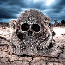 Laden Sie das Bild in den Galerie-Viewer, Steampunk Octopus Skull Statue - Gothic Collectible Fantasy Ornament