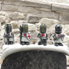 Laden Sie das Bild in den Galerie-Viewer, Set of 4 Miniature Templar Knight Figurines – Medieval Crusader Warrior Resin Statues – 6.7cm