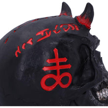 Laden Sie das Bild in den Galerie-Viewer, James Ryman Infernal Skull Figurine 20cm | Gothic Red & Black Devil Skull Ornament