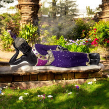 Laden Sie das Bild in den Galerie-Viewer, Reclining Thai Buddha Figurine | Black & Purple Zen Statue | 40cm Resin Home Decor