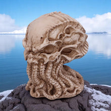 Laden Sie das Bild in den Galerie-Viewer, James Ryman Cthulhu Skull Figurine Resin Horror Art Statue Lovecraft Gothic Decor