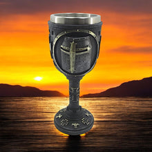 Laden Sie das Bild in den Galerie-Viewer, Knight Helmet Chalice Gothic Templar Warrior Goblet Collectable Medieval Drinkware