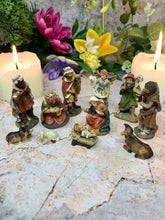 Laden Sie das Bild in den Galerie-Viewer, 11 Pieces Nativity Tabletop Scene Figurines Christmas Decorations Traditional