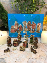 Laden Sie das Bild in den Galerie-Viewer, 11 Pieces Nativity Tabletop Scene Figurines Christmas Decorations Traditional