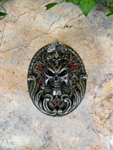 Laden Sie das Bild in den Galerie-Viewer, Entfesseln Sie Ihre dunkle Seite mit unserer Gothic-Totenkopf-Box: Eine perfekte Ergänzung für Ihre Sammlung