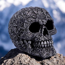 Laden Sie das Bild in den Galerie-Viewer, Leaf Pattern Skull - Detailed Resin Decor Gothic Skull Ornament - Novelty Accent