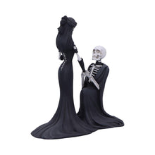 Laden Sie das Bild in den Galerie-Viewer, Gothic Skeleton Engagement Figurine Macabre Proposal Fantasy Romance Statue
