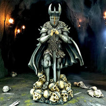 Laden Sie das Bild in den Galerie-Viewer, Crusader Knight Templar Figurine Medieval Warrior Gothic Statue Skulls with Sword