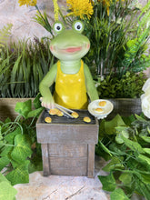 Laden Sie das Bild in den Galerie-Viewer, Hilarious Resin Frog Barbeque Chef Garden Ornament - Bring Fun to Your Outdoor Space!-OsirisTradingUK