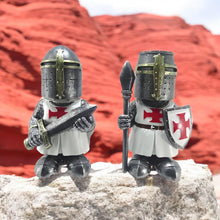 Laden Sie das Bild in den Galerie-Viewer, Set of 2 Templar Knight Figurines – Medieval Crusader Warrior Statues – 13.8cm Resin Collectibles