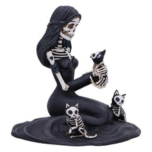 Laden Sie das Bild in den Galerie-Viewer, Eternal Affection Gothic Skeleton Statue with Cats Sculpture Dark Romantic Decor