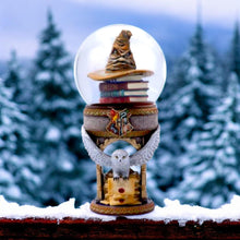 Laden Sie das Bild in den Galerie-Viewer, Harry Potter First Day at Hogwarts Snow Globe - Official Collectible Decor