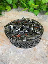 Laden Sie das Bild in den Galerie-Viewer, Entfesseln Sie Ihre dunkle Seite mit unserer Gothic-Totenkopf-Box: Eine perfekte Ergänzung für Ihre Sammlung