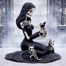 Laden Sie das Bild in den Galerie-Viewer, Eternal Affection Gothic Skeleton Statue with Cats Sculpture Dark Romantic Decor