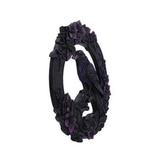 Laden Sie das Bild in den Galerie-Viewer, Gothic Raven Wall Plaque Dark Bird Wreath Floral Witchcraft Ornament Decor