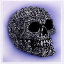 Laden Sie das Bild in den Galerie-Viewer, Leaf Pattern Skull - Detailed Resin Decor Gothic Skull Ornament - Novelty Accent