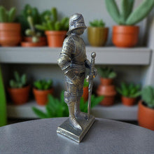 Laden Sie das Bild in den Galerie-Viewer, Gothic Knight Figure in Full Armour 17.5cm Resin Collectible Medieval Soldier Statue