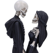Laden Sie das Bild in den Galerie-Viewer, Gothic Skeleton Couple Figurine 24cm - Romantic Gothic Decor Ornament - Hand-Painted Sculpture