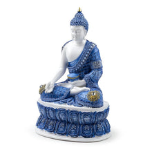Laden Sie das Bild in den Galerie-Viewer, Elegant White & Blue Buddha Ornament - Lotus Pose Meditation Decor 26.5cm