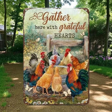 Laden Sie das Bild in den Galerie-Viewer, Farmhouse Rooster Chicken Metal Wall Sign Rustic Plaque Grateful Hearts 30x20cm