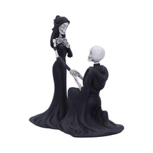 Laden Sie das Bild in den Galerie-Viewer, Gothic Skeleton Engagement Figurine Macabre Proposal Fantasy Romance Statue