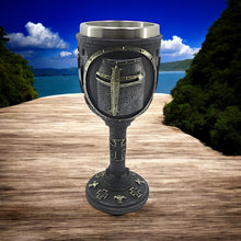 Laden Sie das Bild in den Galerie-Viewer, Knight Helmet Chalice Gothic Templar Warrior Goblet Collectable Medieval Drinkware