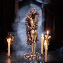 Laden Sie das Bild in den Galerie-Viewer, Metallic Reaper Hugging Woman Ornament Gothic Bronze Figurine 26cm Grim Reaper Statue