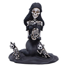 Laden Sie das Bild in den Galerie-Viewer, Eternal Affection Gothic Skeleton Statue with Cats Sculpture Dark Romantic Decor