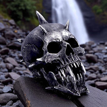 Laden Sie das Bild in den Galerie-Viewer, Gothic Spiked Demon Skull Figurine Fanged Horror Decor Halloween Scary Statue