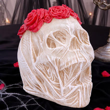 Laden Sie das Bild in den Galerie-Viewer, Veiled Skull Statue with Rose Wreath Gothic Wedding Gift Fantasy Ornament Decor