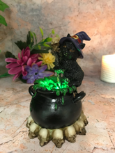 Laden Sie das Bild in den Galerie-Viewer, Witches Familiar Sculpture Halloween Cat with Cauldron Led Light Witch Spellcast-OsirisTradingUK