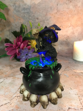 Laden Sie das Bild in den Galerie-Viewer, Witches Familiar Sculpture Halloween Cat with Cauldron Led Light Witch Spellcast-OsirisTradingUK