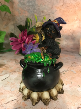 Laden Sie das Bild in den Galerie-Viewer, Witches Familiar Sculpture Halloween Cat with Cauldron Led Light Witch Spellcast-OsirisTradingUK