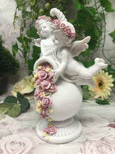 Charger l'image dans la galerie, Statue en résine représentant un ange gardien avec une corne d'abondance