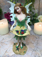 Charger l'image dans la galerie, Figurine de fée des récoltes avec baies sauvages Figurine de fées fantastiques Sculpture Cadeau