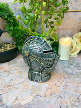 Charger l'image dans la galerie, Casque de chevalier templier médiéval Tirelire Sculpture de croisé