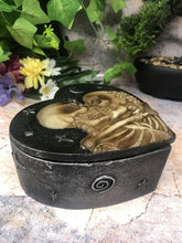 Laden Sie das Bild in den Galerie-Viewer, Skeleton Lovers Trinket Box Sculpture Skull Gothic Horror Secret Stash-OsirisTradingUK