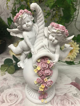Charger l'image dans la galerie, Statue en résine représentant un ange gardien avec une corne d'abondance