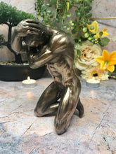 Laden Sie das Bild in den Galerie-Viewer, Nackter Mann Skulptur Statue Figur nackt männlich Ornament menschliche Form Kunst