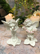 Laden Sie das Bild in den Galerie-Viewer, Paar Schutzengel Figur Cherubs halten Blumen Statue Ornament Geschenk