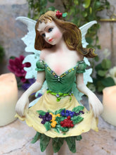Charger l'image dans la galerie, Figurine de fée des récoltes avec baies sauvages Figurine de fées fantastiques Sculpture Cadeau