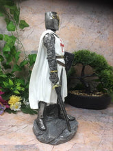 Laden Sie das Bild in den Galerie-Viewer, Tempelritter stehend mit Schwert und Schild Statue Ornament Mittelalter Geschenk